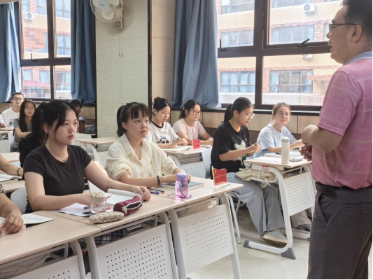 开学新气象：戴党徽 亮身份 做表率 争先锋——商学院积极落实学风建设20条措施